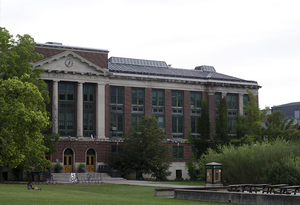 Mahoney earned her bachelor’s degree from SU’s Whitman School of Management in 1987 and her juris doctor from SU’s College of Law in 1990.