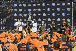 Babers holds up the trophy after Syracuse's 34-18 win. 