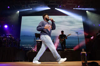 Khalid performed with a majority of his crew from his tour.