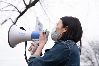 Daisy Wiley leads the crowd in a series of chants such as “Congress says more war. We say no more!”